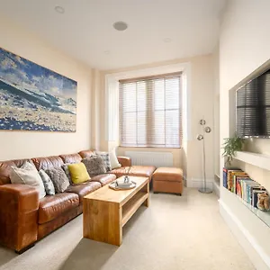  Apartment Stylish & 2br Stockbridge Gem